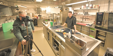 In regelmässigen Abständen wird Content für Social-Media sowie die Website erstellt, welcher die Mitarbeitenden in ihrer natürlichen Umgebung zeigt – Stichwort Authentizität.