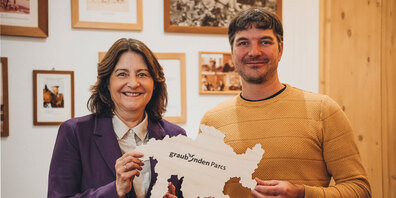 Thomas Buchli «übergibt» die Bündner Pärke an Anna Giacometti.