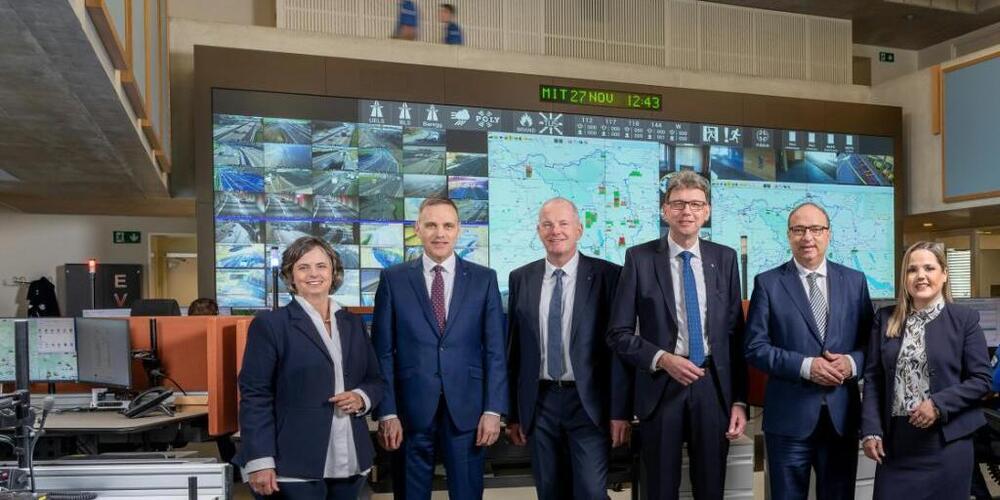 Offizielles Gruppenbild in der Kantonalen Notrufzentrale in Aarau: Staatsschreiberin Joana Filippi, Regierungsrat Jean-Pierre Gallati, Landstatthalter Stephan Attiger, Landammann Dieter Egli, Regierungsrat Markus Dieth und Regierungsrätin Mar...