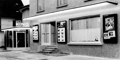 Bis Mitte der 1960er-Jahre gab es in Lachen an der Tellstrasse ein modernes Kino, das nach der Vergrösserung in den 1950er-Jahren 300 Plätze bot.