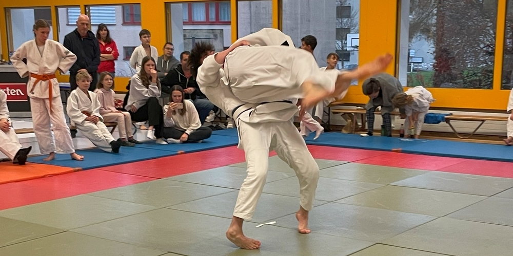 Cyrill Thoma wirft seinen Gegner mit einem Ura-nage (Rückenwurf). 