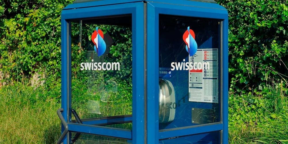 Eine alte Swisscom-Kabine als Verteilstation von Dingen, die in anderen Händen einen besseren Platz haben. (Symbolbild)
