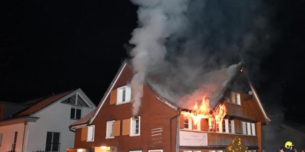 Niemand verletzt, eine Mieterin konnte das Haus rechtzeitig verlassen: Brand in Degersheim SG.