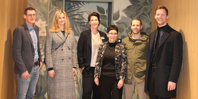 Freuen sich über den gelungenen Umbau: Verwaltungsrat Alex Schnyder (v.l.), Architektin Agatha Krysiak, Stephanie Bärtsch (Leitung Haus VIVA), Patrizia Hasler (Leitung Pflege und Betreuung), Bauleiter Martin Banzer und Architekt Marco Cristuzzi.