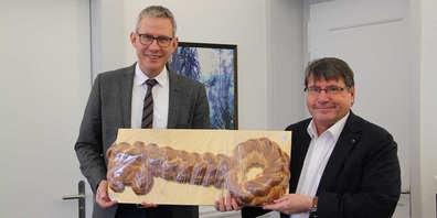 Cornel Egger (rechts im Bild) übergibt den symbolischen Schlüssel an Andreas Eisenring.