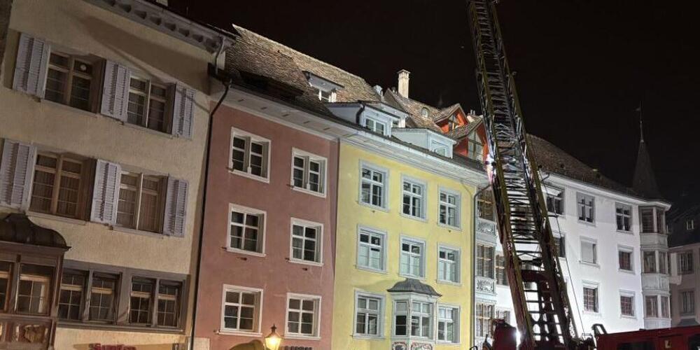 Die Feuerwehr während ihres Einsatzes am Fronwagplatz in Schaffhausen.
