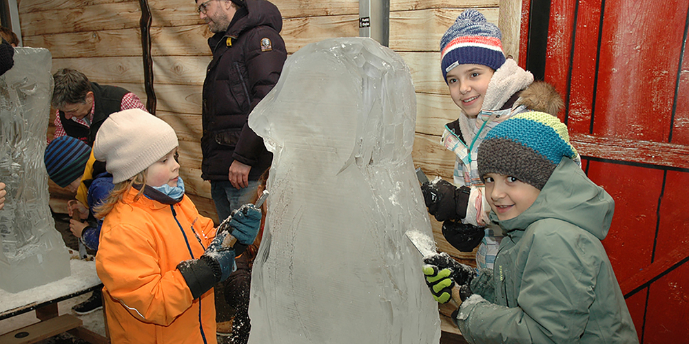 Eisschnitzen in Lachen.