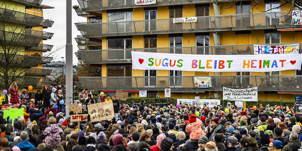 Die kurzfristigen Kündigungen haben grosse Empörung ausgelöst: Über 1000 Personen nahmen anfangs Dezember an einer Sugus-Solidaritätskundgebung teil.