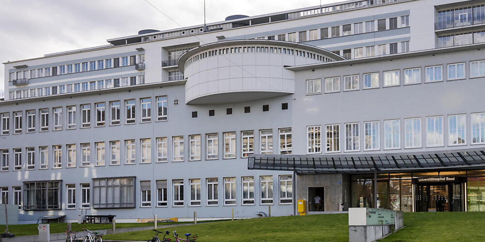 Ein 13-jähriger Junge nach einem Verkehrsunfall im deutschen Grafenhausen per Helikopter ins Unispital Basel gebracht, wo er seinen Verletzungen erlag. (Archivbild)
