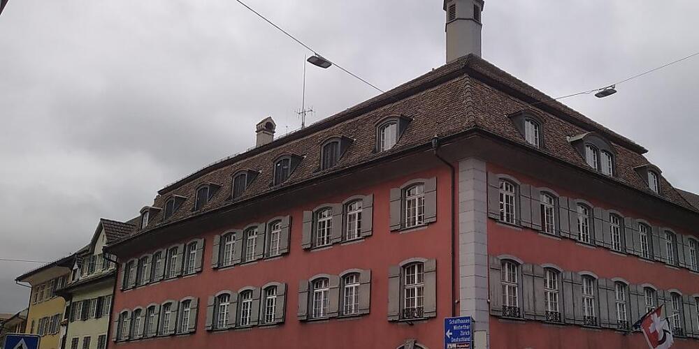 Weil die Abstimmungs-Briefkästen in den Zurzacher Ortschaften zu wenig genutzt wurden, bleibt für die Stimmabgabe bis 10.00 Uhr am Abstimmungssonntag nur noch der Briefkasten beim Rathaus in Bad Zurzach offen. (Archivbild)
