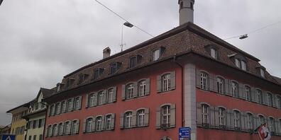 Weil die Abstimmungs-Briefkästen in den Zurzacher Ortschaften zu wenig genutzt wurden, bleibt für die Stimmabgabe bis 10.00 Uhr am Abstimmungssonntag nur noch der Briefkasten beim Rathaus in Bad Zurzach offen. (Archivbild)