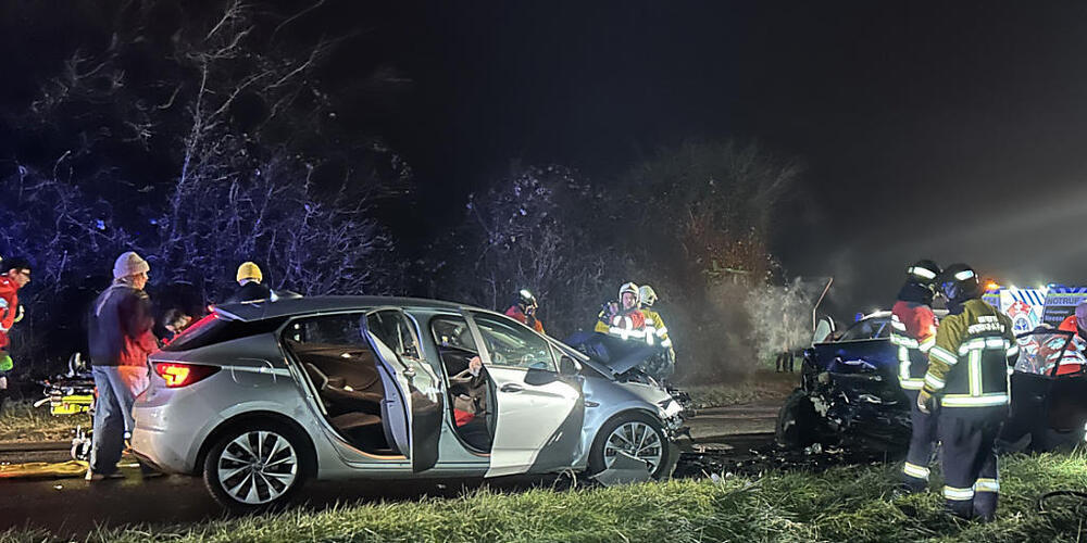 Die verunfallten Autos auf der Gnadenthalerstrasse ausserhalb von Niederwil AG.