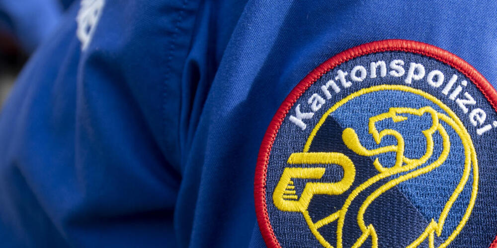 Nach einem Angriff auf einen Mann hat die Polizei vier mutmassliche Täter verhaftet. (Symbolbild)