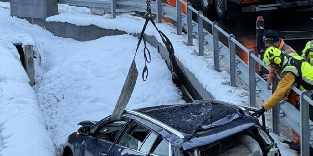 Beim Verkehrsunfall in Wassen UR verletzte sich die Automobilistin erheblich. Das Auto musste aus der Reuss geborgen werden.
