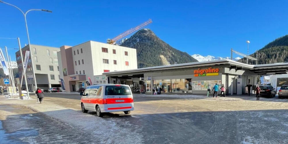 Auf dem Bahnhofplatz in Davos Dorf wurde am frühen Dienstagmorgen eine Fussgängerin angefahren und verletzt.
