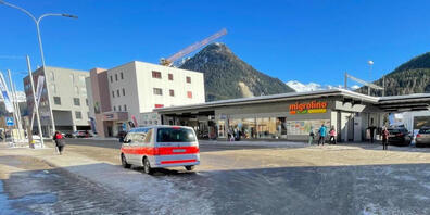 Auf dem Bahnhofplatz in Davos Dorf wurde am frühen Dienstagmorgen eine Fussgängerin angefahren und verletzt.