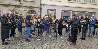 Das erste der drei Silvesterständchen wurde in eisiger Kälte auf dem Rathausplatz gespielt