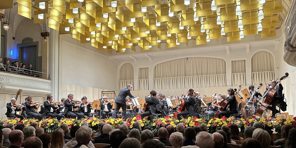Jamie Phillips dirigierte das Sinfonieorchester St.Gallen