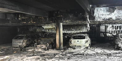 Am Mittwochabend (01.01.2025) sind bei einem Brand in einer Tiefgarage im Zentrum von Neuhausen am Rheinfall vier Autos komplett zerstört worden.