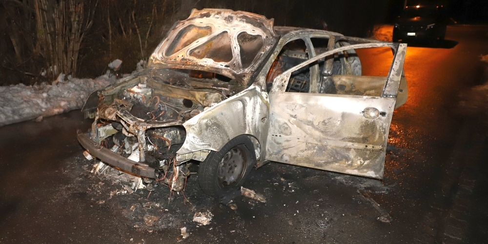 Im Glarnerland führte die misslungene «Entsorgung» einer Zigarettenkippe zu einem schrottreifen Auto und einem leicht verletzten Beifahrer.