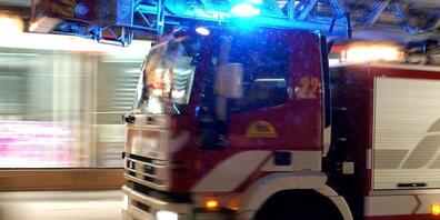 Weil der Beifahrer eines Autos eine Zigarettenkippe aus dem fahrenden Auto werfen wollte, und diese aber auf der Fussmatte landete, geriet am Donnerstag ein Auto in Vollbrand. (Archivbild)
