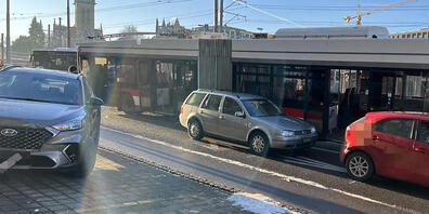Ein Linienbus in St. Gallen ist am Dienstag an einer Ampel in stehende Autos geprallt.