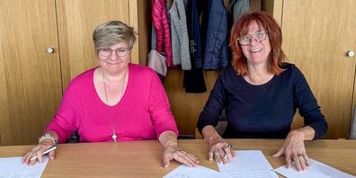 Martha Ziltener (l.) und Nancy Berner hören nach 24 Jahren als Gommiswalder Stimmenzählerinnen auf.
