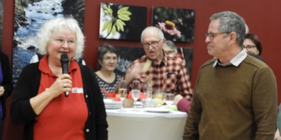 Beatrice Nater (vorne l.), Präsidentin des Verkehrsvereins Uznach, und Gemeindepräsident Diego Forrer (vorne r.) sprachen am Uzner Neujahrsapéro.