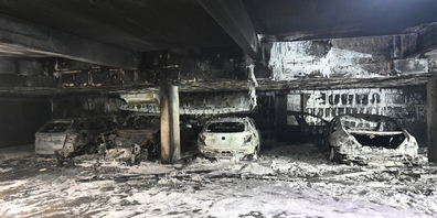 Die vier betroffenen Autos wurden durch das Feuer komplett zerstört. 
