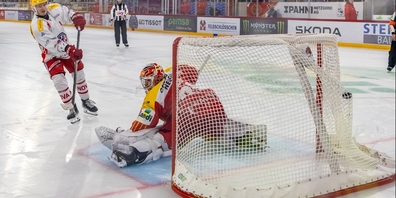 Tyler Moy trifft als einziger im Penaltyschiessen.
