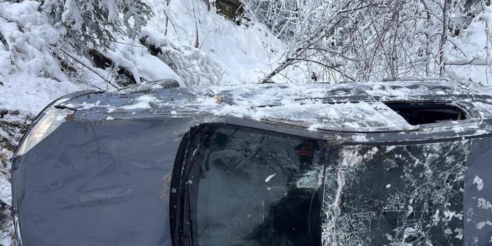 Nachdem sich das Fahrzeug mehrmals überschlagen hatte, landete es am Grund eines verschneiten Waldtobels.
