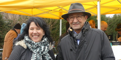 Gemeindepräsident Reto Friedauer wünschte seinen Bürgern, wie hier Esther Speck, ein gutes neues Jahr