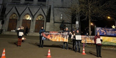 Mahnwache vor der Ref. Kirche Wetzikon.