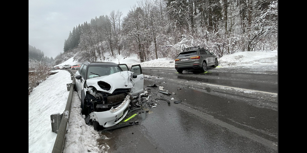 Die Unfallfahrzeuge zeugen von der massiven Kollision.