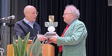 Cornelius Bader (rechts) ist Sirnacher des Jahres. Gemeindepräsident Beat Schwarz überreicht ihm den Pokal.