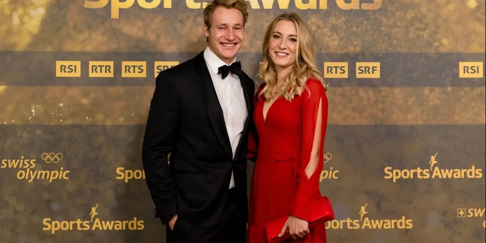 Strahlender Sieger: Marco Odermatt mit Freundin Stella Parpan.