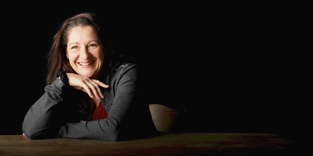 Schauspielerin Katja Baumann zeigt, dass Figurentheater auch Erwachsene fesseln kann.
