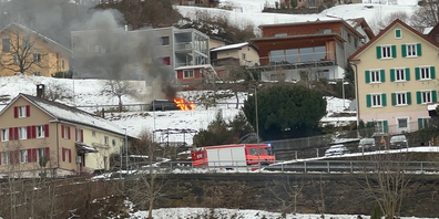 Leser Alex Good aus Mels schickte der Redaktion gestern Sonntag ein Bild vom Autobrand.