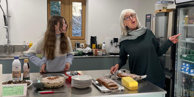 Für Kaffee und Kuchen sind Linda und Bettina besorgt.