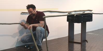 Conradin ist momentan Artist in Residence des Vögele Kultur Zentrums. Er erschafft dort unter dem Titel «Wenn der Fuchs nach Hause geht» ein Werk aus Haselruten.