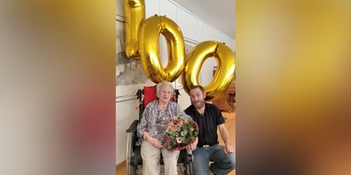 Die 100-Jahre-Jubilarin Margrith Schlegel erhielt Besuch von Ratsmitglied Martin Willi, der stellvertretend für den Gemeinderat die besten Glückwünsche überbracht hat. 