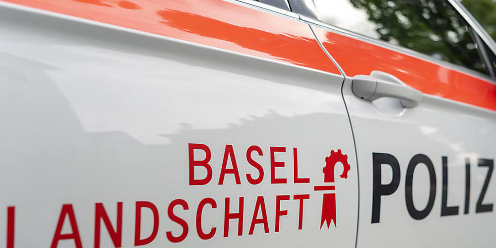Mehrere Patrouillen der Polizei Basel-Landschaft machten sich nach dem Überfall auf die Suche nach den Tätern. (Archivbild)