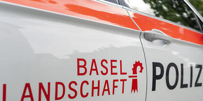 Mehrere Patrouillen der Polizei Basel-Landschaft machten sich nach dem Überfall auf die Suche nach den Tätern. (Archivbild)