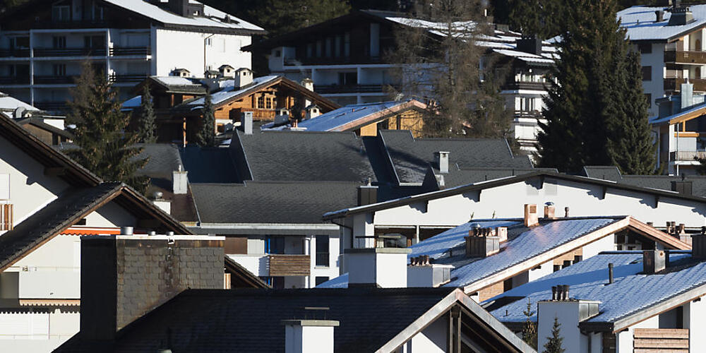 Wohnraum in Graubünden ist rar und teuer. Mit einem neuen Gesetz will die Bündner Regierung deshalb im kommenden Jahr die Verhältnisse im Berggebiet verbessern und den gemeinnützigen Bau von Mietwohnungen fördern. (Archivbild)