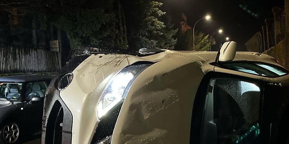 Das Auto der 75-Jährigen blieb auf der Seite liegen und musste mit Totalschaden abtransportiert werden.
