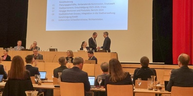 Der abtretende Präsident Pascal Fürer (links) gratuliert seinem Nachfolger Lukas Kessler zur Wahl.