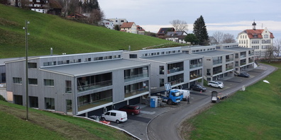 Die vier Mehrfamilienhäuser umfassende Überbauung beim Schulhaus Zelg (im Hintergrund) ist weitgehend abgeschlossen.