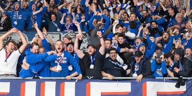 Derbysieg! In Kloten gibt es auf den Rängen kein Halten mehr.