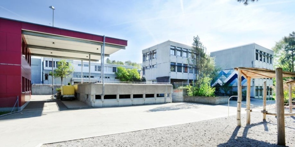 Militärische Fahrzeuge werden vor der Unterkunft beim Schulhaus Walenbach parkiert.