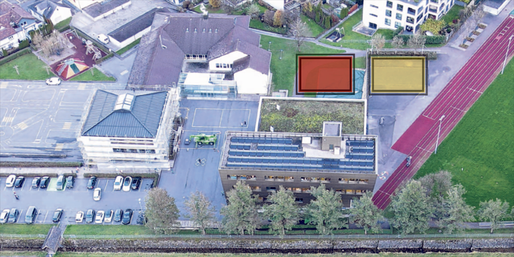 Reichenburg verschiebt Schulhausneubau örtlich: Gegen den geplanten Standort (gelb markiert) gabs Widerstand, der neue, wenige Meter daneben (rot markiert), könnte nun die Lösung sein.